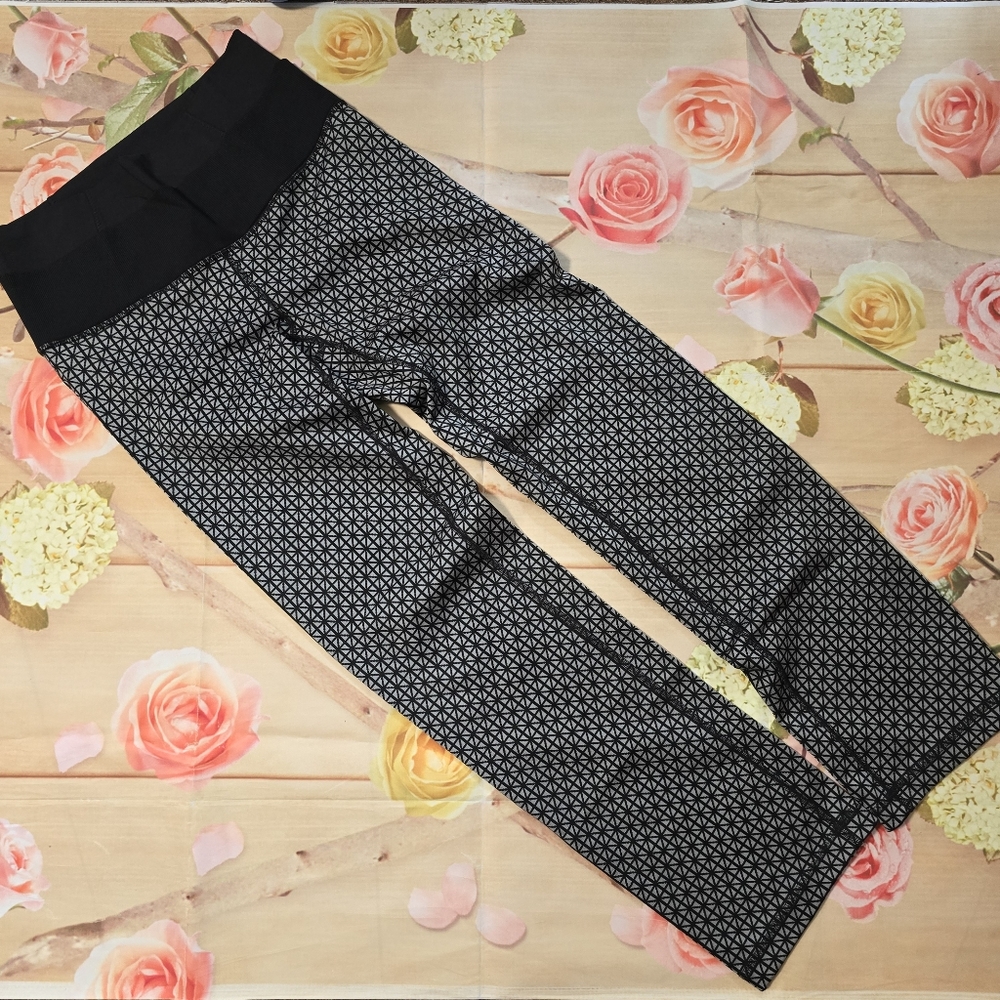 Lululemon black & silver straight up pants